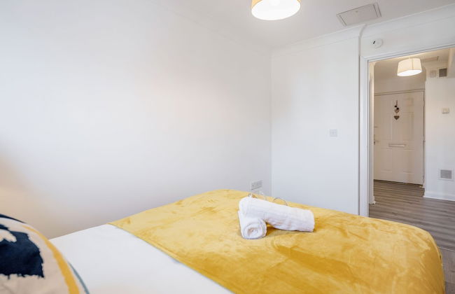 2br-sleeps4-parking-eastlondon - Photo 3