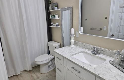 This luxury basement is the perfect getaway - Foto 13