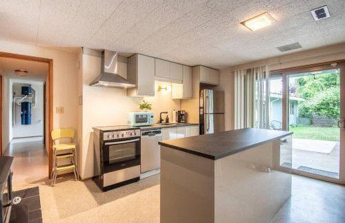 Basement Apartment w/ Hot Tub & Bombshelter! - Foto 23