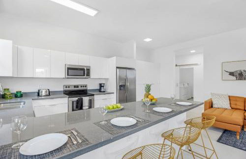 Up to 12 Guests! Modern villa near Wynwood - Photo 26