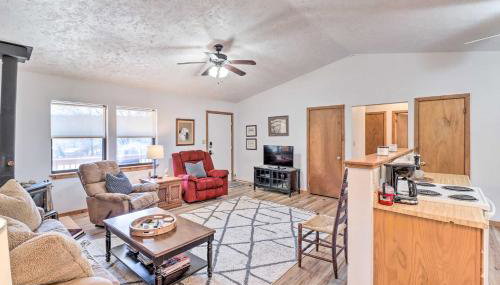 Walk to White River Home with Deck in Flippin! - Foto 4