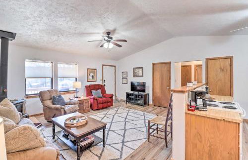 Walk to White River Home with Deck in Flippin! - Foto 4