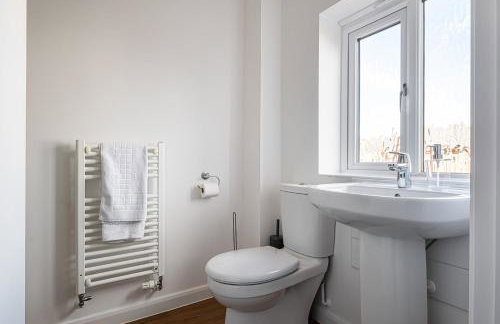 Our latest stunning property by Our Home Short Stays free parking super fast WiFi large back garden and crisp hotel white linen - Foto 7