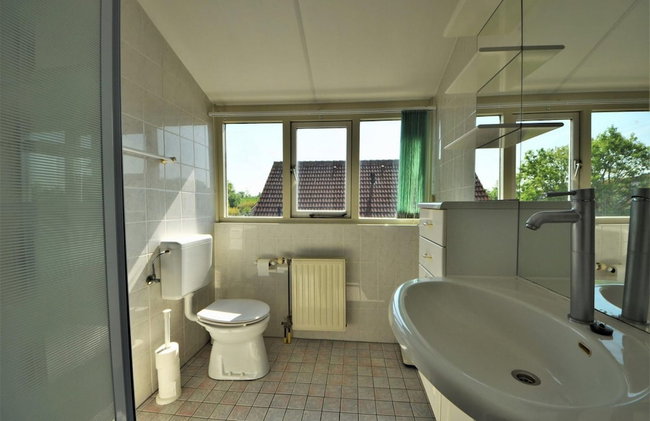 Lively Bungalow on the Water - Photo 15