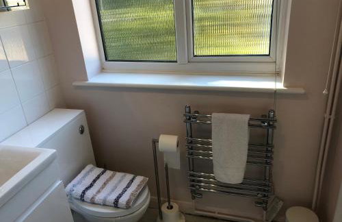 A Home from Home -2 Bed Flat & Free Driveway Parking - Foto 18