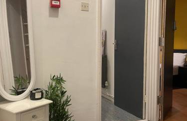 Spacious and Stylish 5 Bed Gem with Private Parking perfect for Large groups and Families - Foto 5