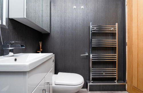 3 Bedroom House-Free Parking-by Holiday Homes - Foto 12