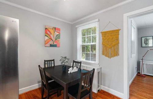 Charming Townhouse Retreat by CozySuites - Foto 20