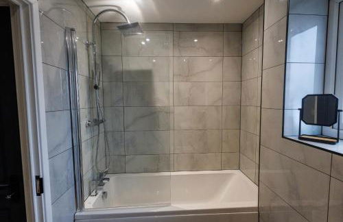 Uber Stylish 3 bedroom home off Road parking near town centre and Bike Park Wales - Photo 15