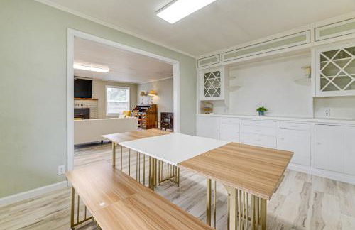 Walk to Beach Cozy Home with Deck in Smith River! - Foto 5