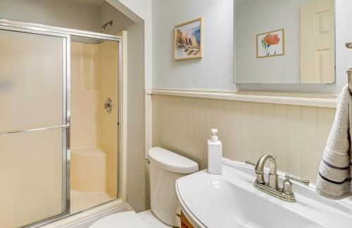 Near Beaches, Base and Bay! Hampton Home with Backyard - Foto 14