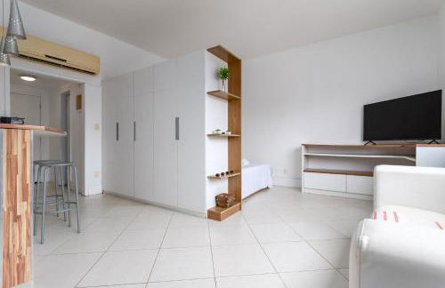 32-COP · CurtaCopacabana: Studio funcional com tudo embaixo - Foto 9