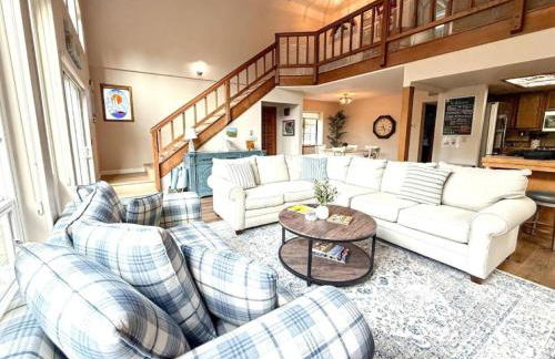 Forest Home with Deck, EV Station, King Beds - Foto 35