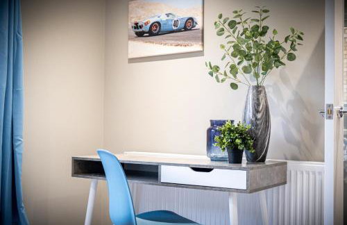 MK 2-Bedroom Contractor's Gem, 5 beds, sleeps 6, free parking - Foto 41