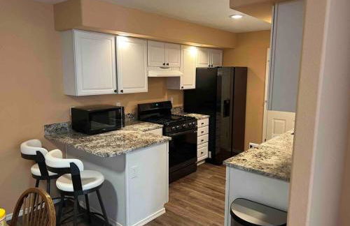 Solar Half-Plex with Chic Style in Country Glen - Foto 16