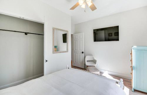 Bright and Elegant Home in High Point with Deck! - Foto 25