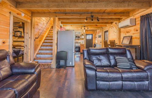 Cozy Cabin Retreat w/ Hot Tub & Nature Views - Foto 18