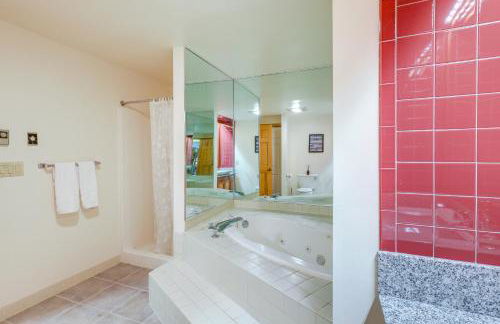 Lake Placid Condo with Patio - Walk to Beach! - Foto 17