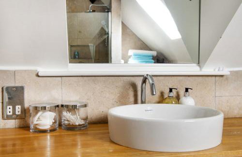 Beautiful Secluded 2 Bedroom Coach House - Foto 12