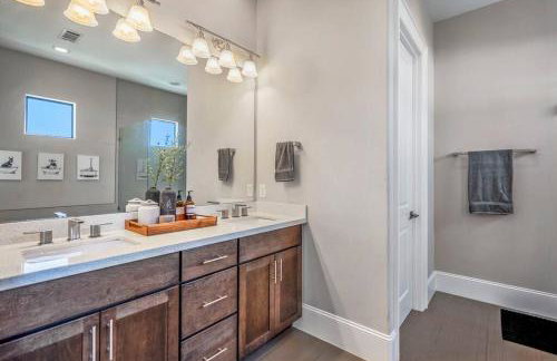 Luxury Downtown Home w Rooftop Deck in the Skyline - Photo 33