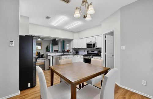 Newly updated 5BR/2.5BA w/pool sleep 16 ppl• - Photo 34