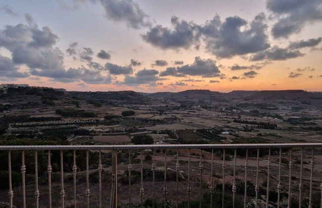 Modern 4-bed Home in Ix-xaghra, Valley View Pool - Foto 28