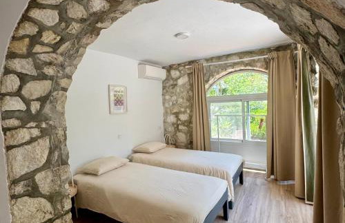 Boutique 2BR & 2BA Apt at Villa Bonica Estate - Photo 12