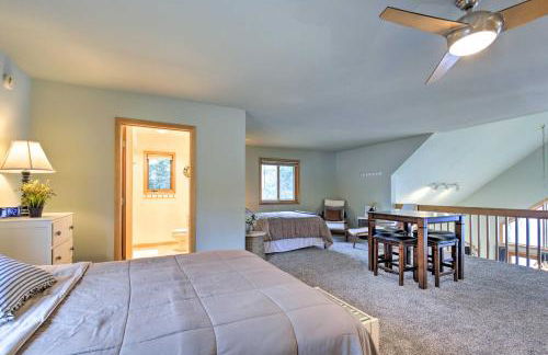 Cozy Dam Lake Escape with Dock, Yard and Water Access! - Foto 18