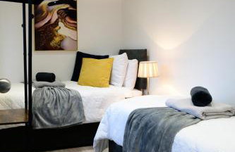 Located in the peaceful NG8 Wollaton , Perfect for Business Trips & Family Holidays or working proffesionals-long term deals, M1 Nearby , Free Parking , Private Garden , 500Mb Wi-Fi , Netflix - Foto 6