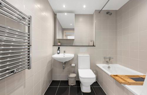 Panoramic City Views Elegant 2BR, 2 Min to Metro - Foto 18