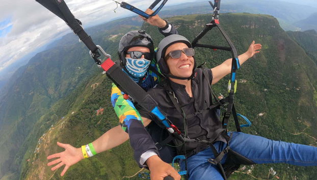 Disfrutando del vuelo en parapente