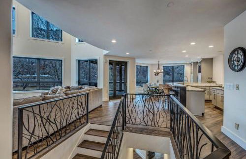 Cozy mountain home w riverfront patio - Foto 39