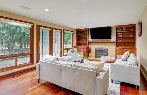 Lake-View Woodinville Retreat w/ Hot Tub + Theater - Foto 12
