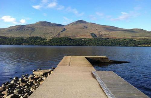 Ardeonaig Lodge with Hot Tub & Water Fronted Games room - Foto 4