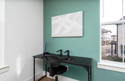 Refined Living in a Vibrant Locale Dream Stay - Photo 11