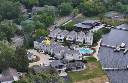 Lake front condo with pool access walking distance to downtown Saugatuck - Foto 36