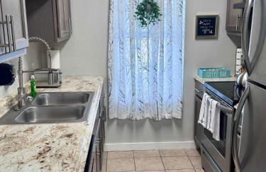 Comfy 2BR 1BA Apt - Foto 6