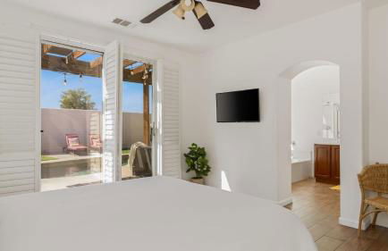 Desert Oasis w Pool Spa BBQ Outdoor Dining Under the Palms Calle Tolosa by AvantStay - Foto 28