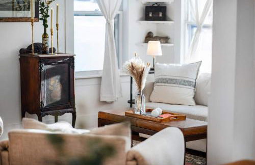 The Swiss Hill Farmhouse - 5 Bedrooms w Hot Tub - Foto 8