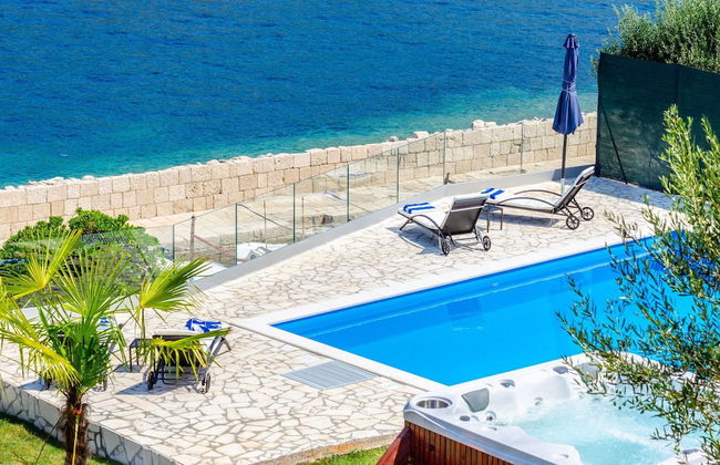 Beachfront Villa Gabriela with Pool - Foto 47