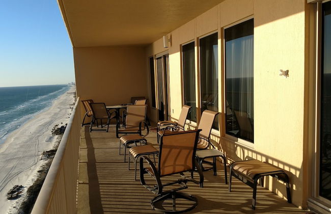 Tropical High-Rise Condo with Beachside Pool Access and Free Poolside WiFi - Unit 2004 by RedAwning - Foto 24