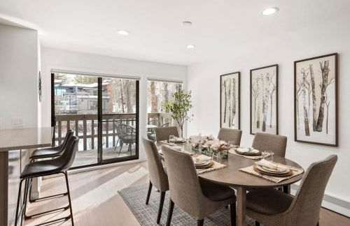 Renovated Riverfront 3 BR, 2 BA with Pool - Walk to Town! - Foto 1