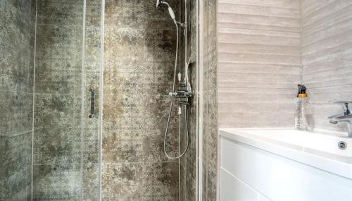 Large 5-Bedroom Farmhouse Sleeps 10 with Parking and Wifi - Foto 5, Shower