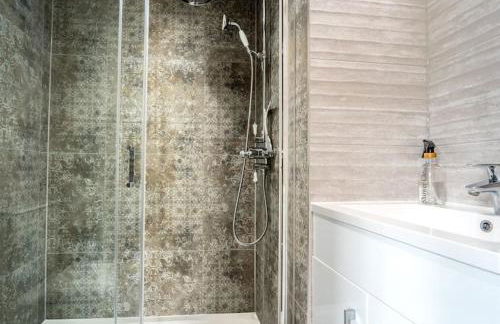 Large 5-Bedroom Farmhouse Sleeps 10 with Parking and Wifi - Foto 5