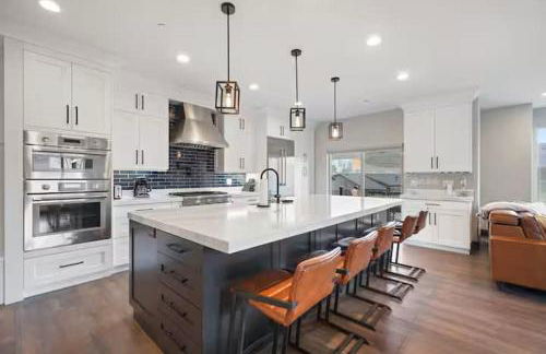 Spacious 5BR Family Townhome with Hot Tub and Garage - Foto 2