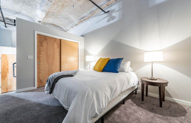 Luxury Historic Loft with Gym - Photo 1