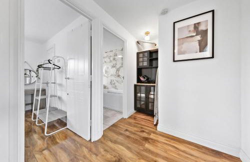 4 Bedroom House by Homestyles Hosts - Short Lets and Serviced Accommodation Islington - Private En-Suite - Foto 57