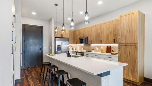 12 Min to Downtown with Pool, Balcony and Free Parking - Foto 2