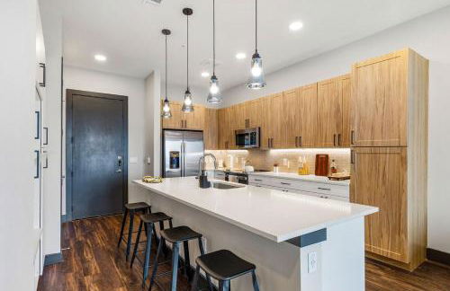 12 Min to Downtown with Pool, Balcony and Free Parking - Foto 2