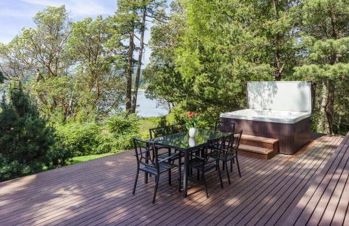 Luxe Beachfront, Hot Tub, Kayaking, Walk to Town - Foto 19